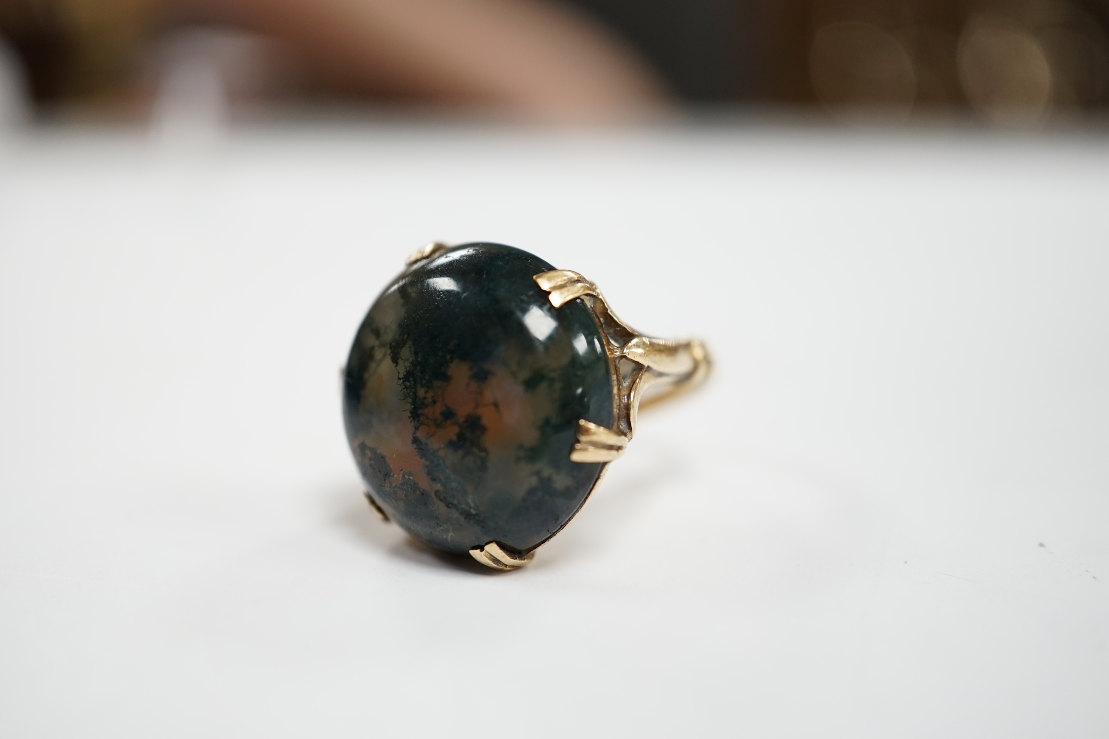 A modern 9ct gold and circular moss agate set dress ring, size H, gross weight 9.5 grams.